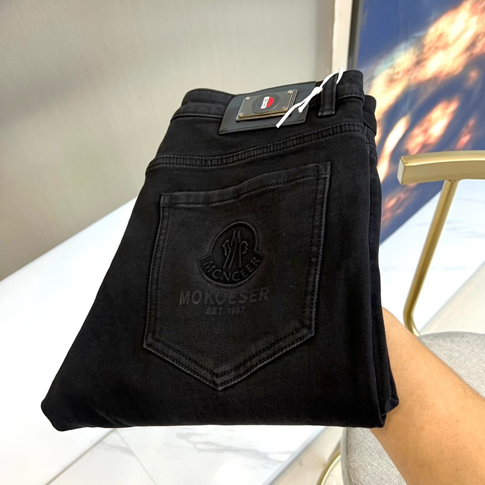 Mon蒙口、2025秋冬加绒牛仔裤，以经典黑色与深灰两款色彩，诠释简约高级的都市型格。款式采用修身直筒剪