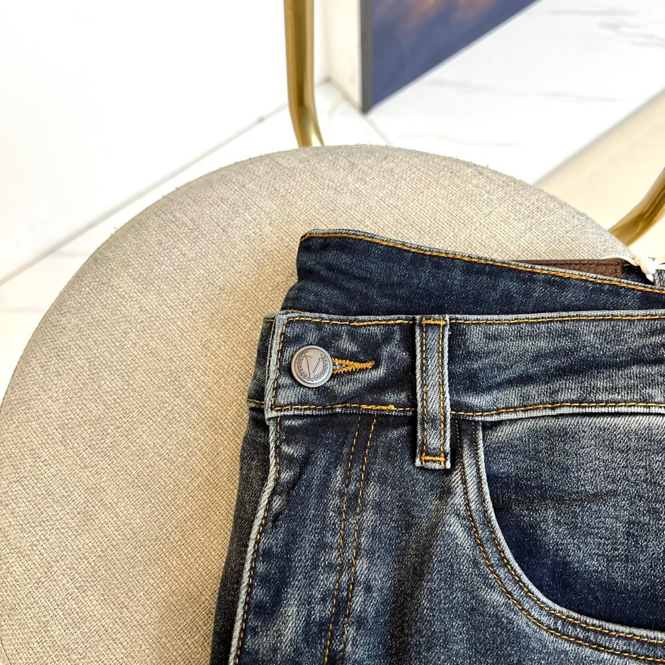 VT华伦天奴、2025秋冬新品深蓝牛仔长裤，诠释意式奢华与街头型格的融合。款式采用标志性的直筒版型，线条