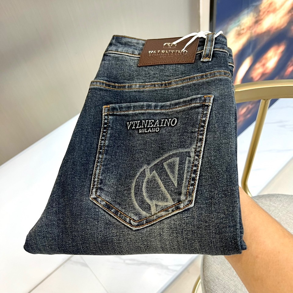 VT华伦天奴、2025秋冬新品深蓝牛仔长裤，诠释意式奢华与街头型格的融合。款式采用标志性的直筒版型，线条