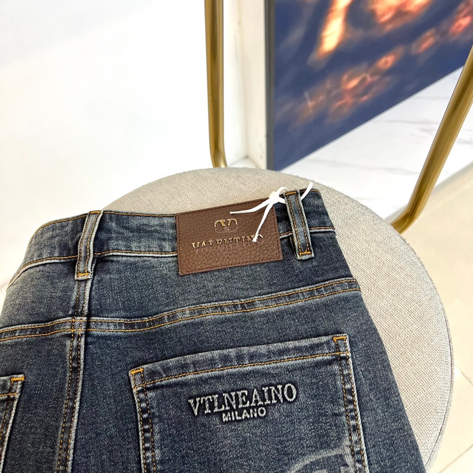 VT华伦天奴、2025秋冬新品深蓝牛仔长裤，诠释意式奢华与街头型格的融合。款式采用标志性的直筒版型，线条