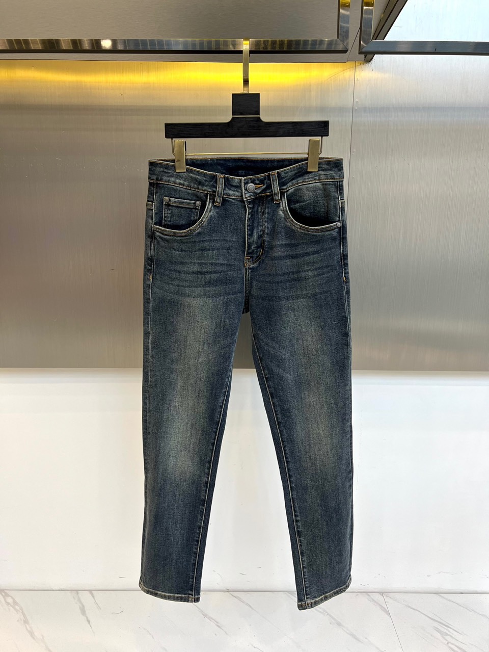 VT华伦天奴、2025秋冬新品深蓝牛仔长裤，诠释意式奢华与街头型格的融合。款式采用标志性的直筒版型，线条