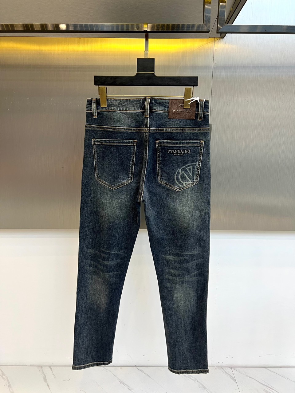 VT华伦天奴、2025秋冬新品深蓝牛仔长裤，诠释意式奢华与街头型格的融合。款式采用标志性的直筒版型，线条