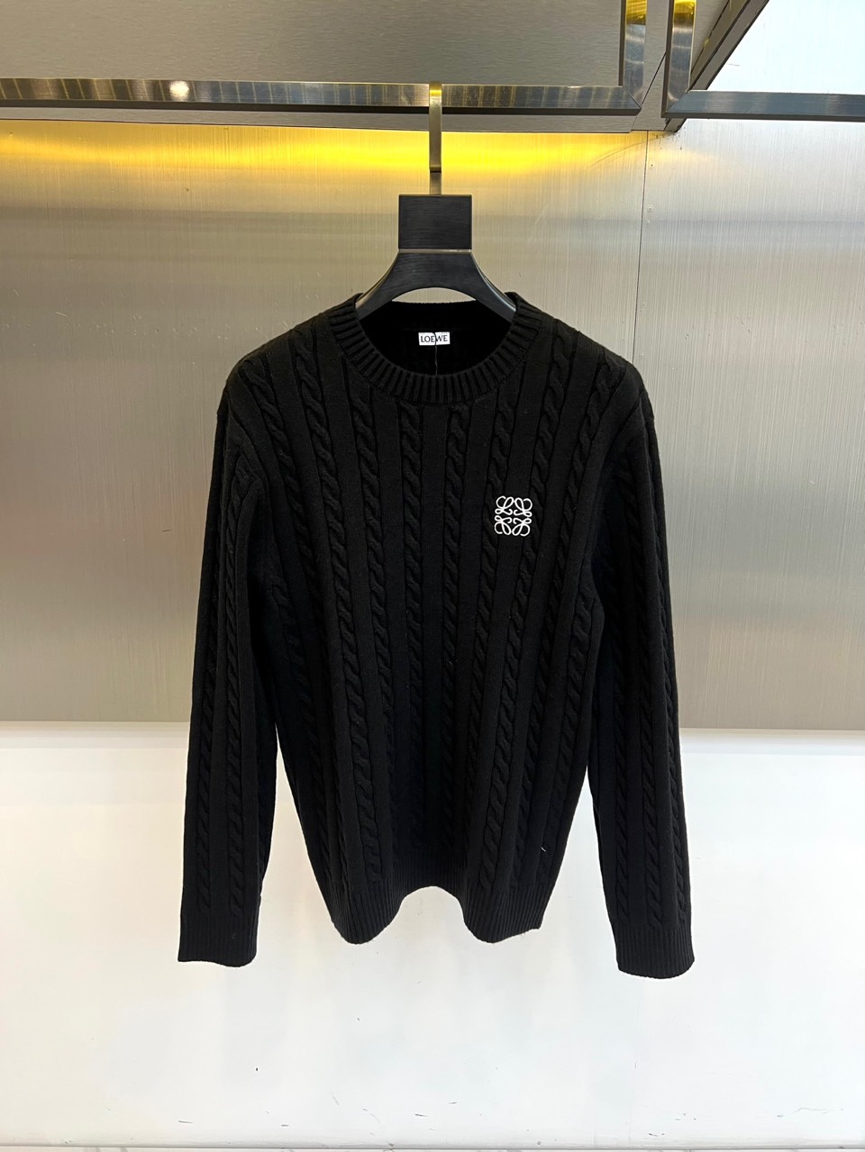 Lowe罗意威、2025秋冬新品毛衣，款式采用经典圆领设计，贴合颈部线条，展现简约轮廓。衣身布满精致的立