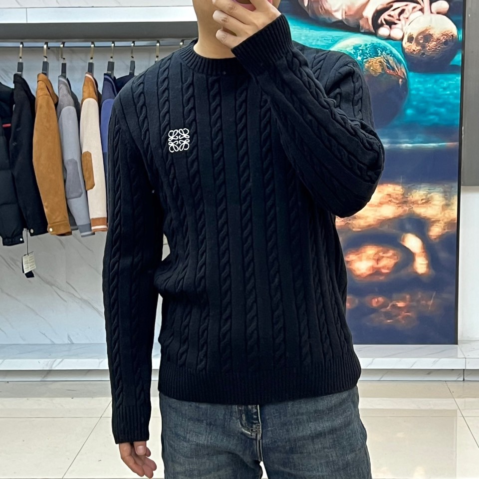 Lowe罗意威、2025秋冬新品毛衣，款式采用经典圆领设计，贴合颈部线条，展现简约轮廓。衣身布满精致的立