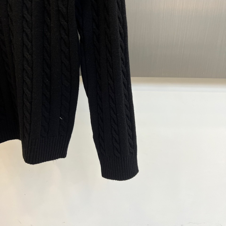 Lowe罗意威、2025秋冬新品毛衣，款式采用经典圆领设计，贴合颈部线条，展现简约轮廓。衣身布满精致的立