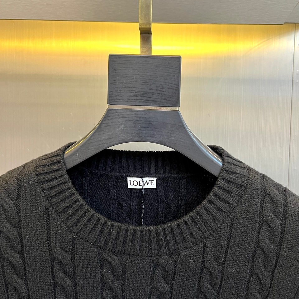 Lowe罗意威、2025秋冬新品毛衣，款式采用经典圆领设计，贴合颈部线条，展现简约轮廓。衣身布满精致的立