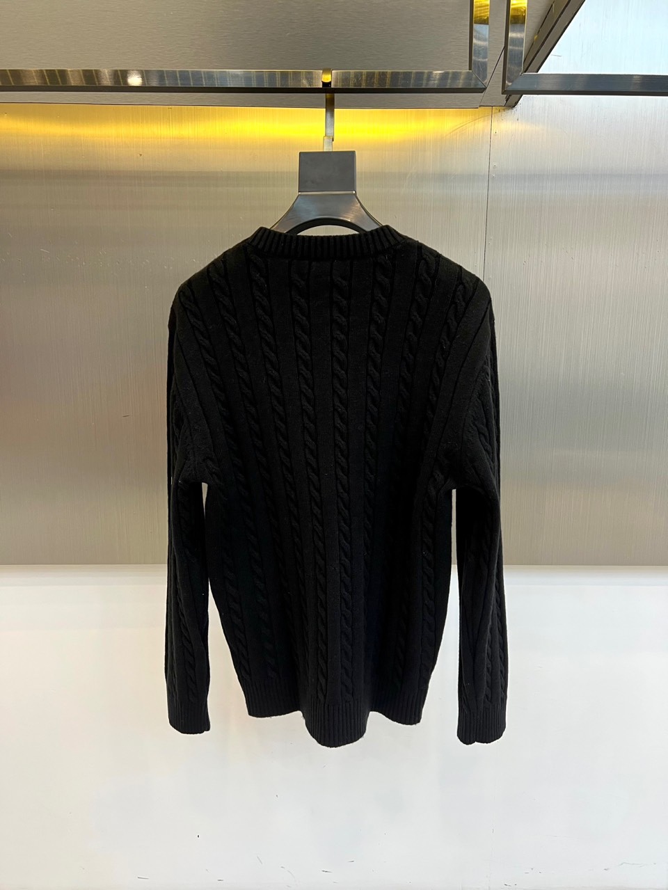 Lowe罗意威、2025秋冬新品毛衣，款式采用经典圆领设计，贴合颈部线条，展现简约轮廓。衣身布满精致的立