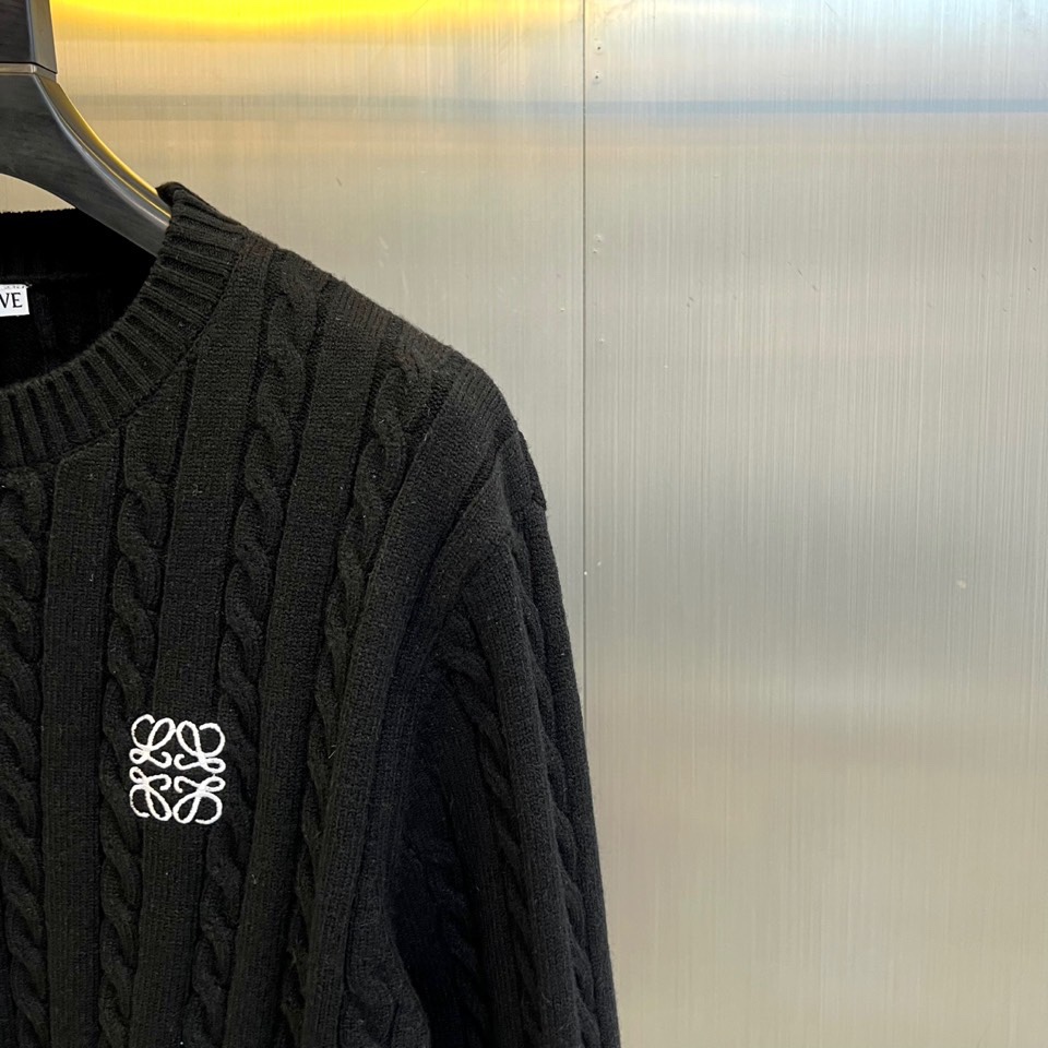 Lowe罗意威、2025秋冬新品毛衣，款式采用经典圆领设计，贴合颈部线条，展现简约轮廓。衣身布满精致的立