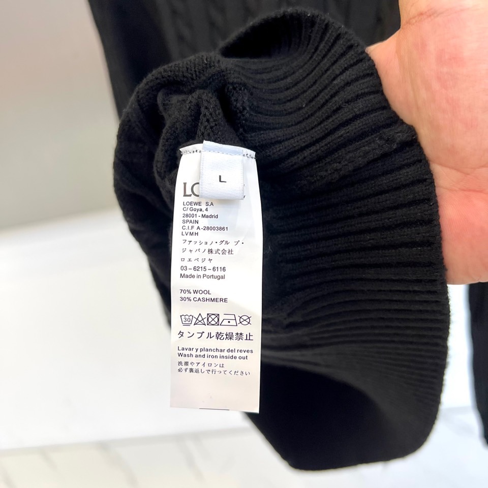 Lowe罗意威、2025秋冬新品毛衣，款式采用经典圆领设计，贴合颈部线条，展现简约轮廓。衣身布满精致的立