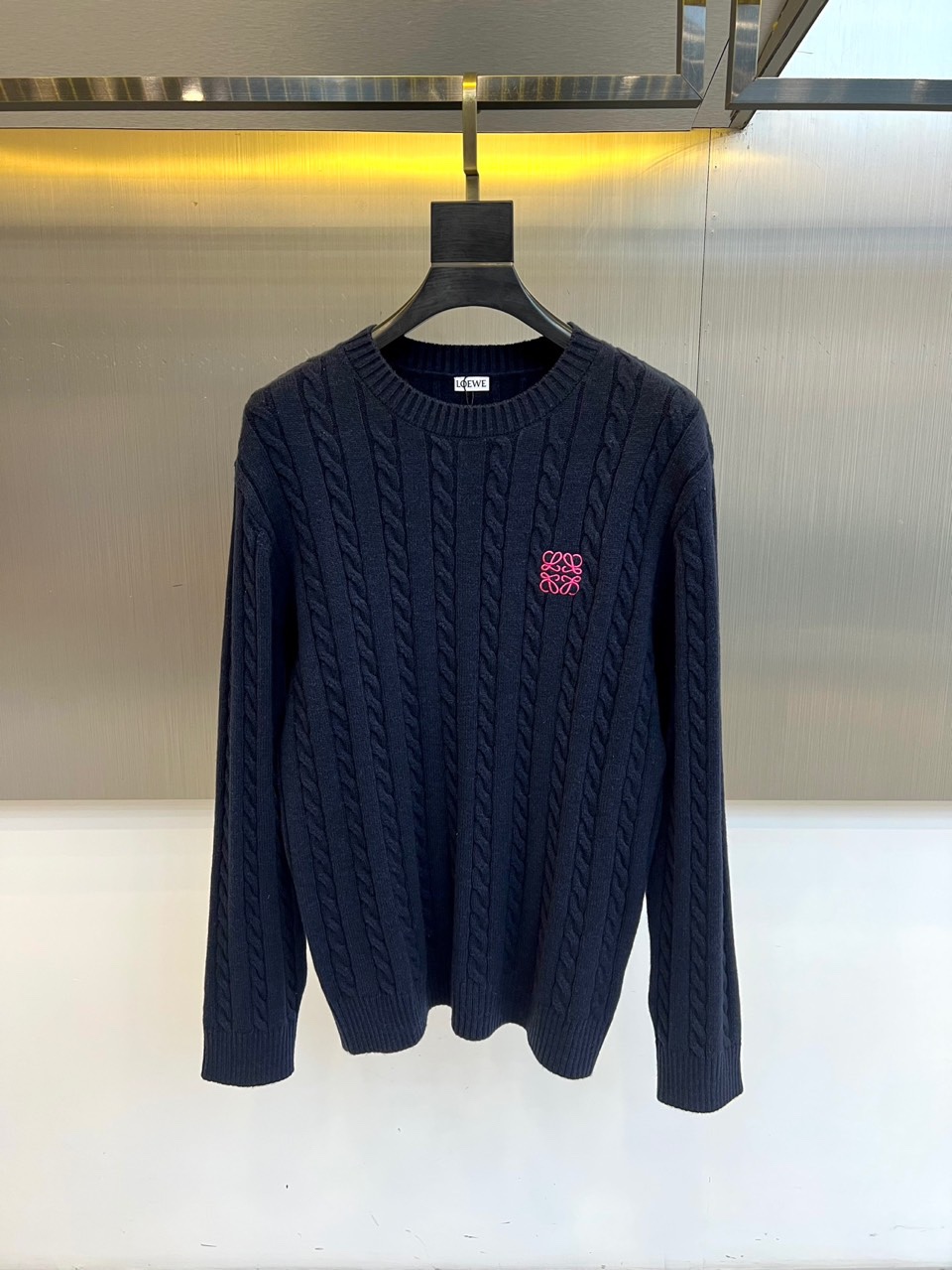 Lowe罗意威、2025秋冬新品毛衣，款式采用经典圆领设计，贴合颈部线条，展现简约轮廓。衣身布满精致的立