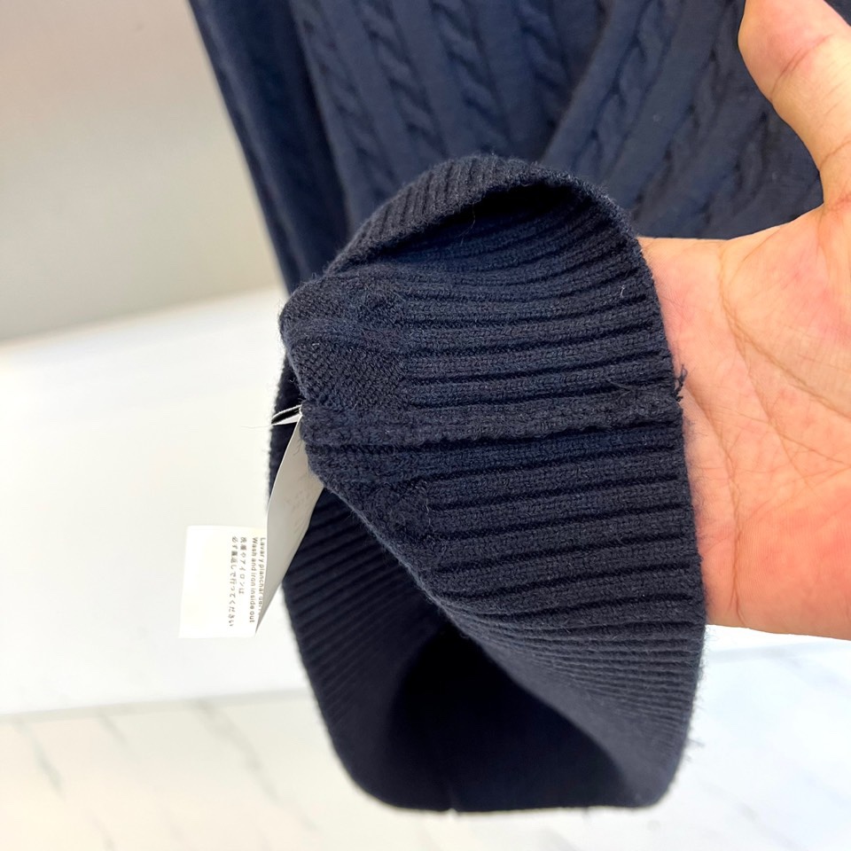 Lowe罗意威、2025秋冬新品毛衣，款式采用经典圆领设计，贴合颈部线条，展现简约轮廓。衣身布满精致的立