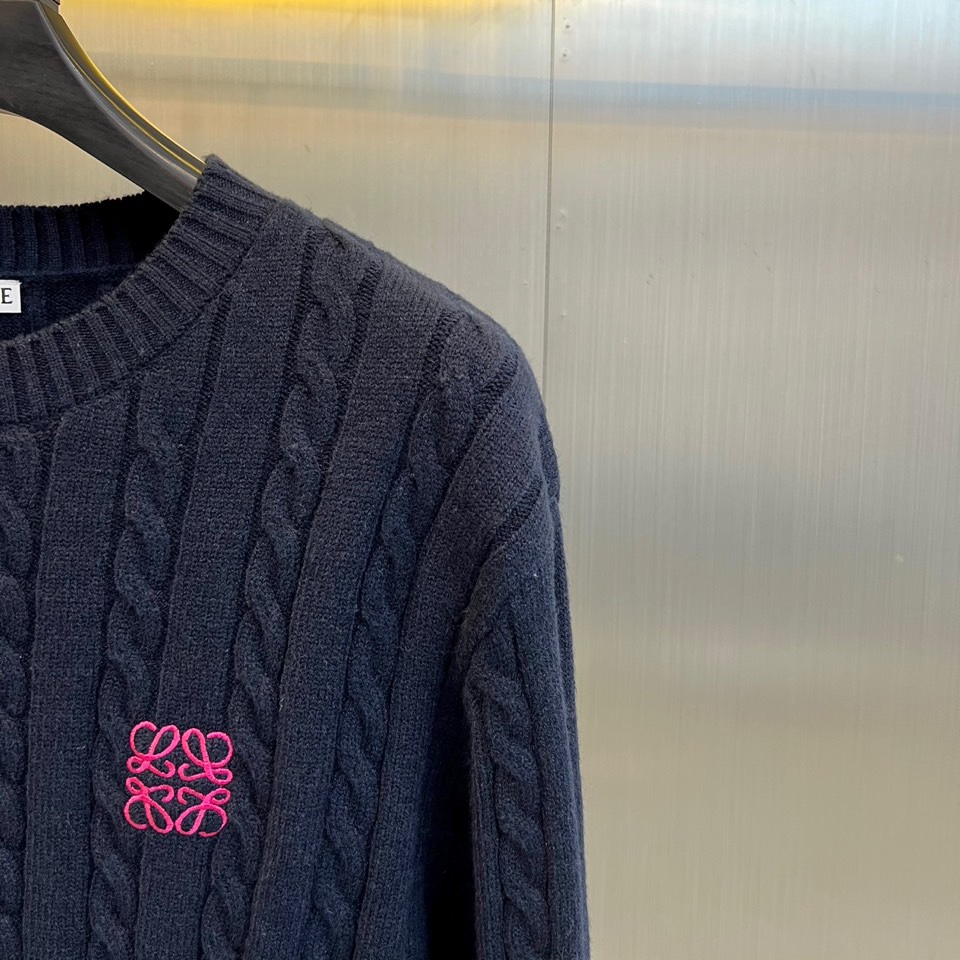 Lowe罗意威、2025秋冬新品毛衣，款式采用经典圆领设计，贴合颈部线条，展现简约轮廓。衣身布满精致的立