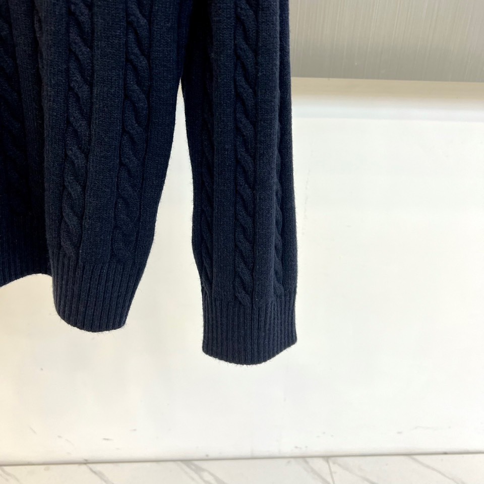 Lowe罗意威、2025秋冬新品毛衣，款式采用经典圆领设计，贴合颈部线条，展现简约轮廓。衣身布满精致的立