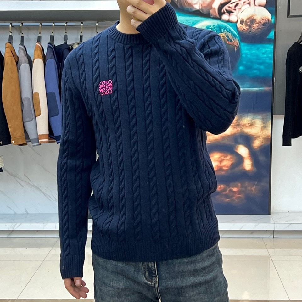 Lowe罗意威、2025秋冬新品毛衣，款式采用经典圆领设计，贴合颈部线条，展现简约轮廓。衣身布满精致的立