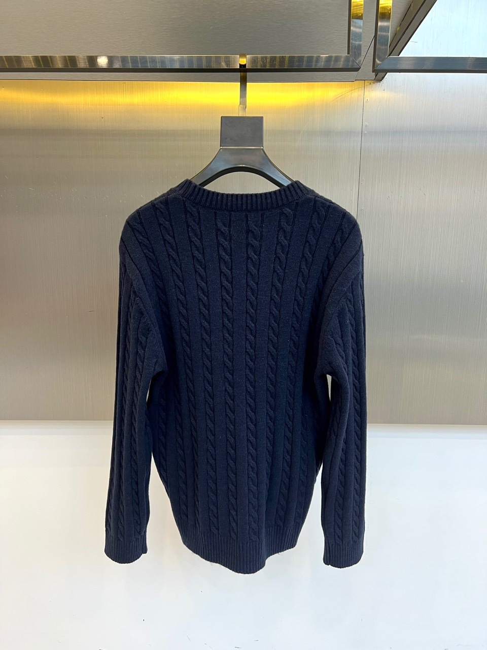 Lowe罗意威、2025秋冬新品毛衣，款式采用经典圆领设计，贴合颈部线条，展现简约轮廓。衣身布满精致的立