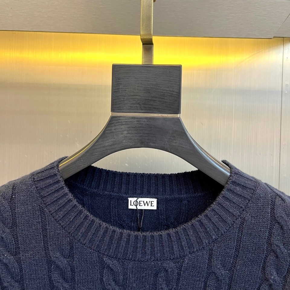 Lowe罗意威、2025秋冬新品毛衣，款式采用经典圆领设计，贴合颈部线条，展现简约轮廓。衣身布满精致的立