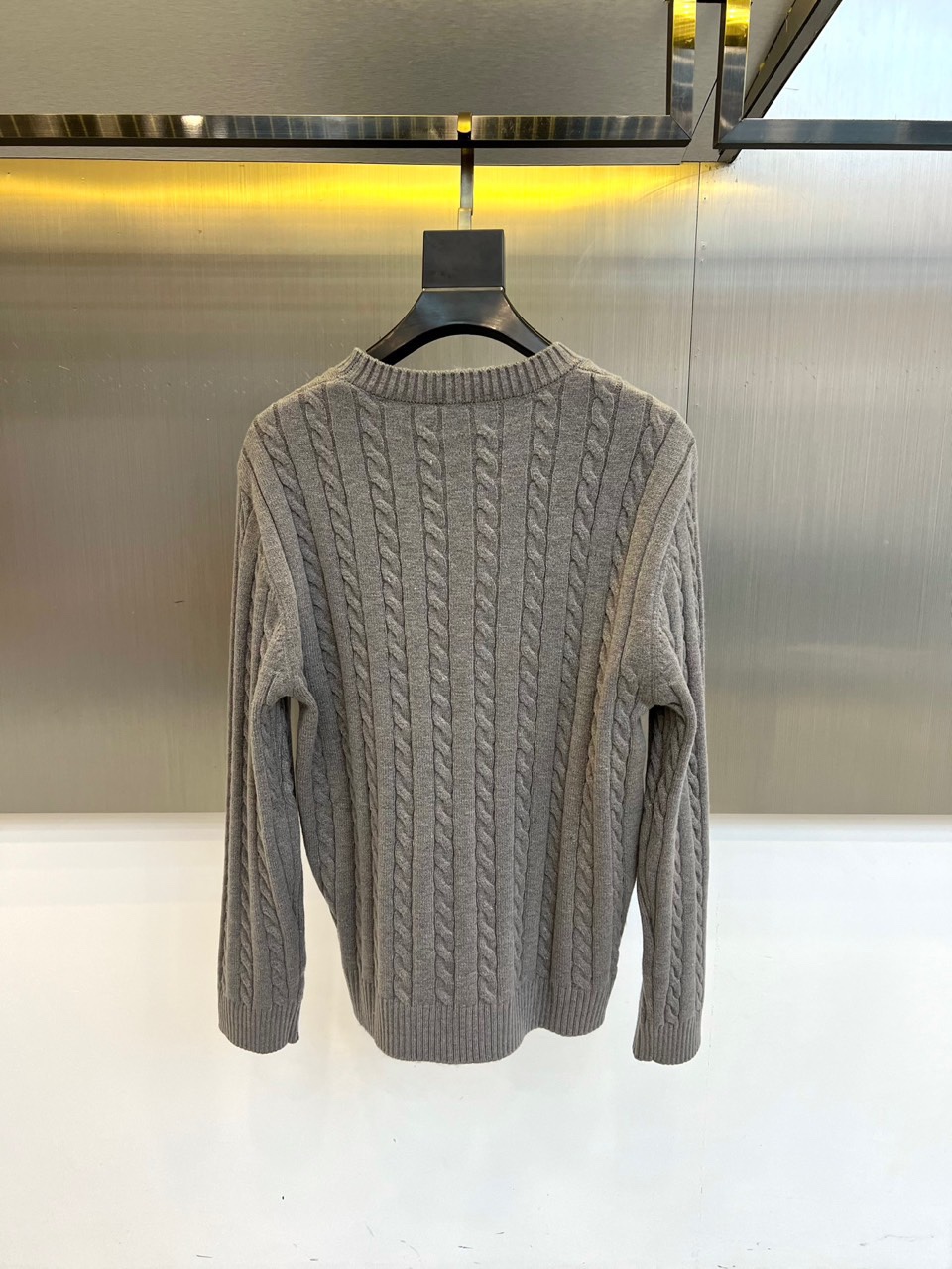 Lowe罗意威、2025秋冬新品毛衣，款式采用经典圆领设计，贴合颈部线条，展现简约轮廓。衣身布满精致的立