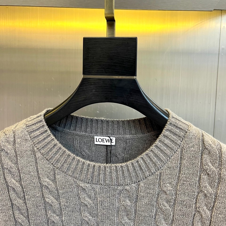 Lowe罗意威、2025秋冬新品毛衣，款式采用经典圆领设计，贴合颈部线条，展现简约轮廓。衣身布满精致的立