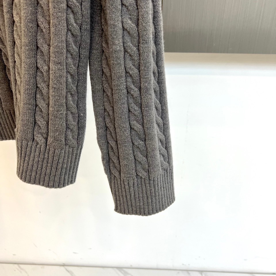 Lowe罗意威、2025秋冬新品毛衣，款式采用经典圆领设计，贴合颈部线条，展现简约轮廓。衣身布满精致的立