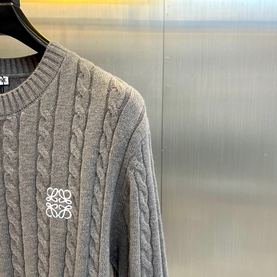 Lowe罗意威、2025秋冬新品毛衣，款式采用经典圆领设计，贴合颈部线条，展现简约轮廓。衣身布满精致的立