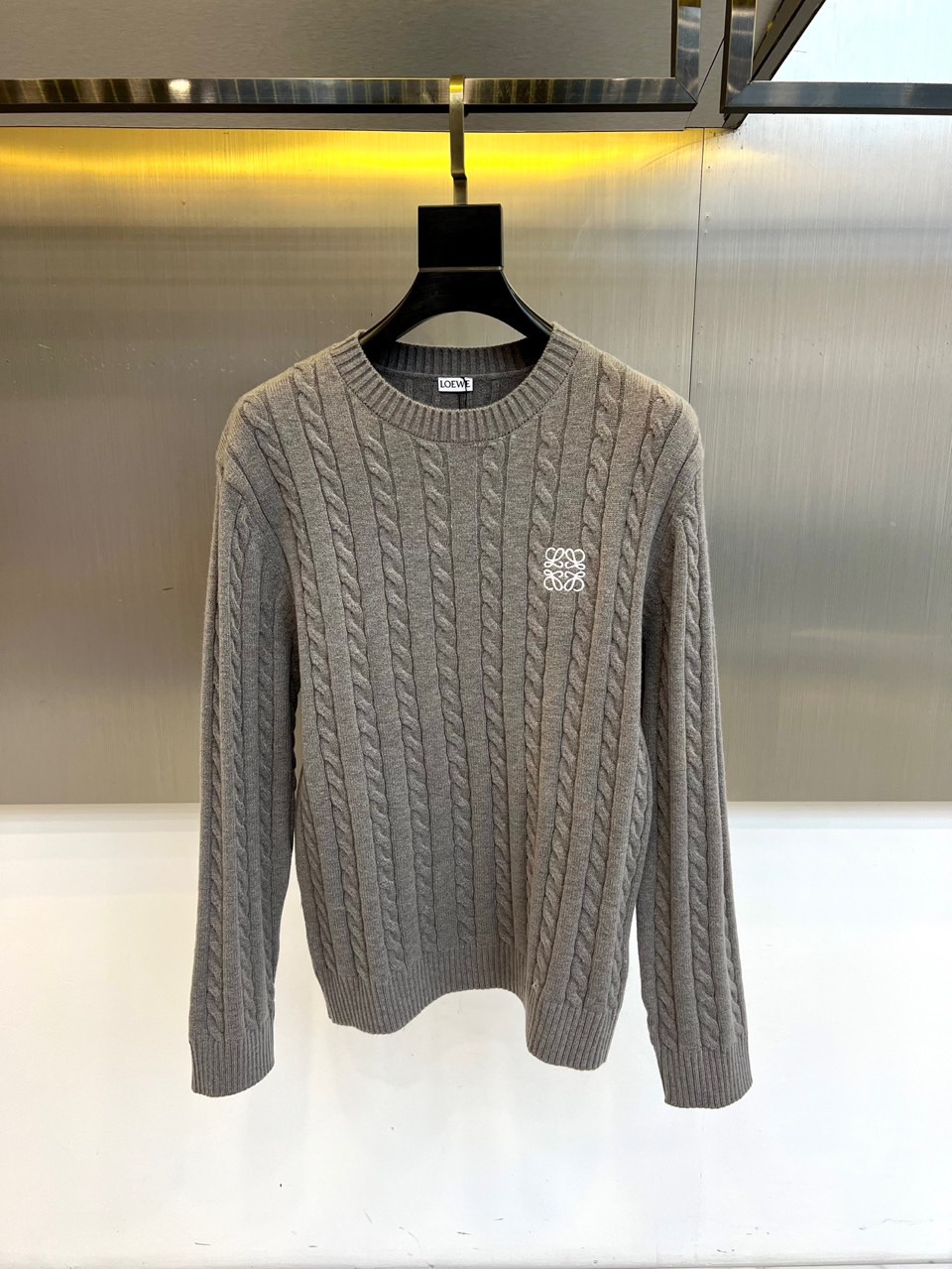 Lowe罗意威、2025秋冬新品毛衣，款式采用经典圆领设计，贴合颈部线条，展现简约轮廓。衣身布满精致的立