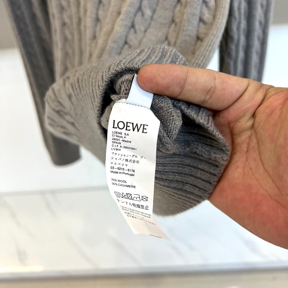 Lowe罗意威、2025秋冬新品毛衣，款式采用经典圆领设计，贴合颈部线条，展现简约轮廓。衣身布满精致的立