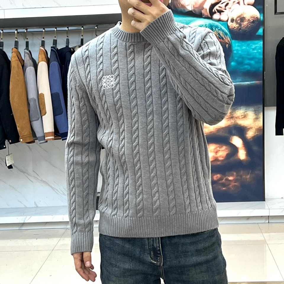 Lowe罗意威、2025秋冬新品毛衣，款式采用经典圆领设计，贴合颈部线条，展现简约轮廓。衣身布满精致的立