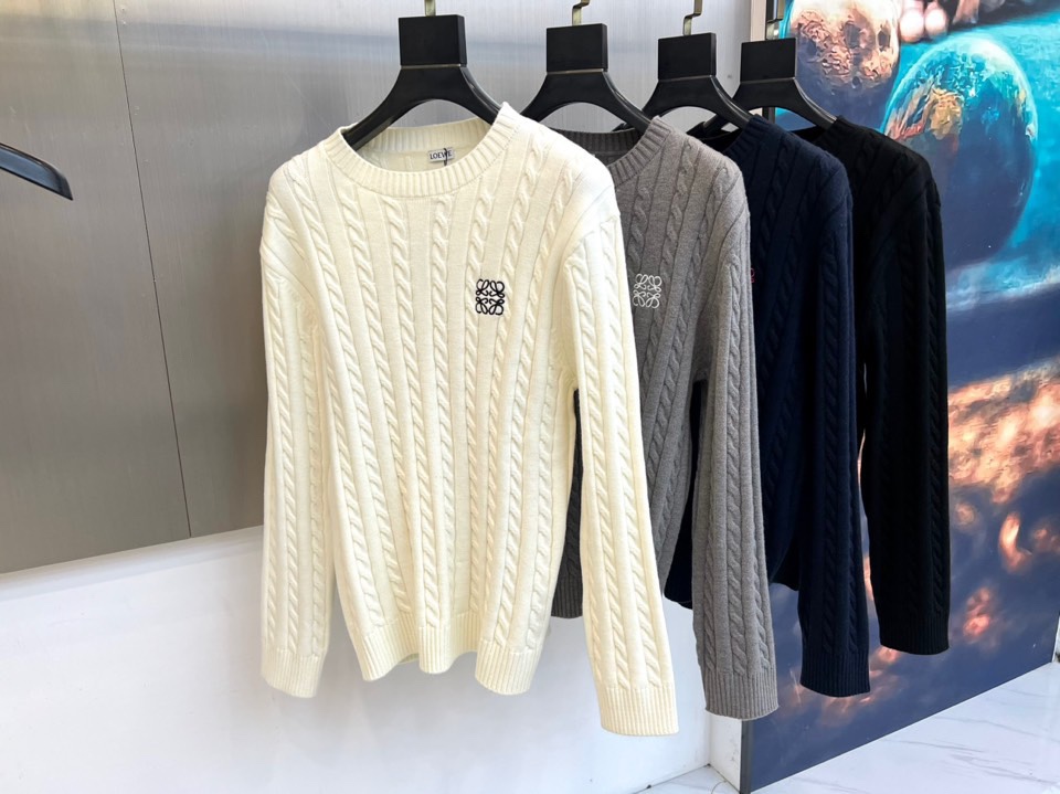 Lowe罗意威、2025秋冬新品毛衣，款式采用经典圆领设计，贴合颈部线条，展现简约轮廓。衣身布满精致的立