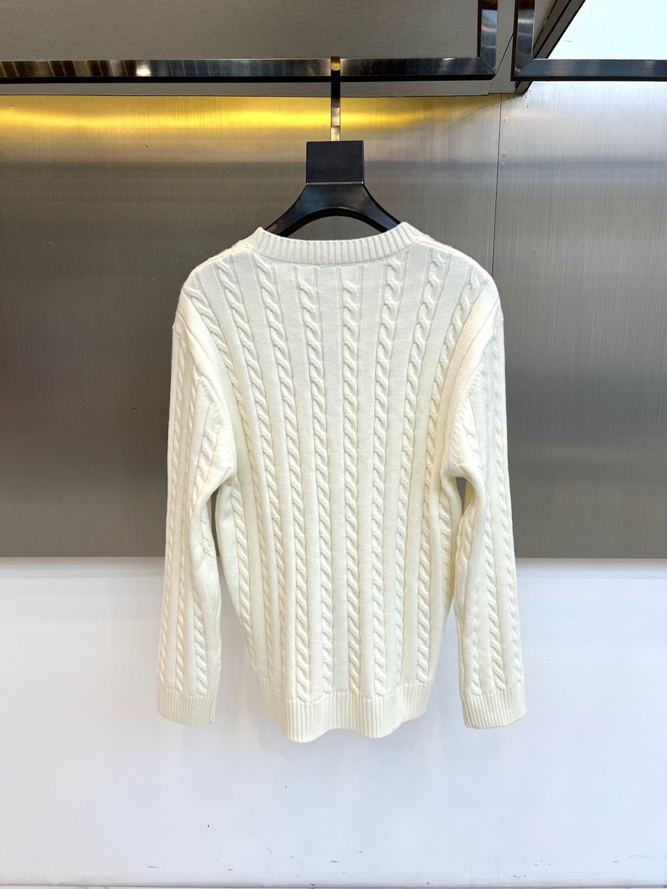 Lowe罗意威、2025秋冬新品毛衣，款式采用经典圆领设计，贴合颈部线条，展现简约轮廓。衣身布满精致的立