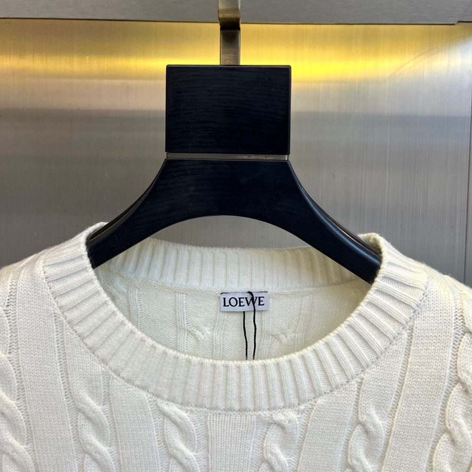Lowe罗意威、2025秋冬新品毛衣，款式采用经典圆领设计，贴合颈部线条，展现简约轮廓。衣身布满精致的立