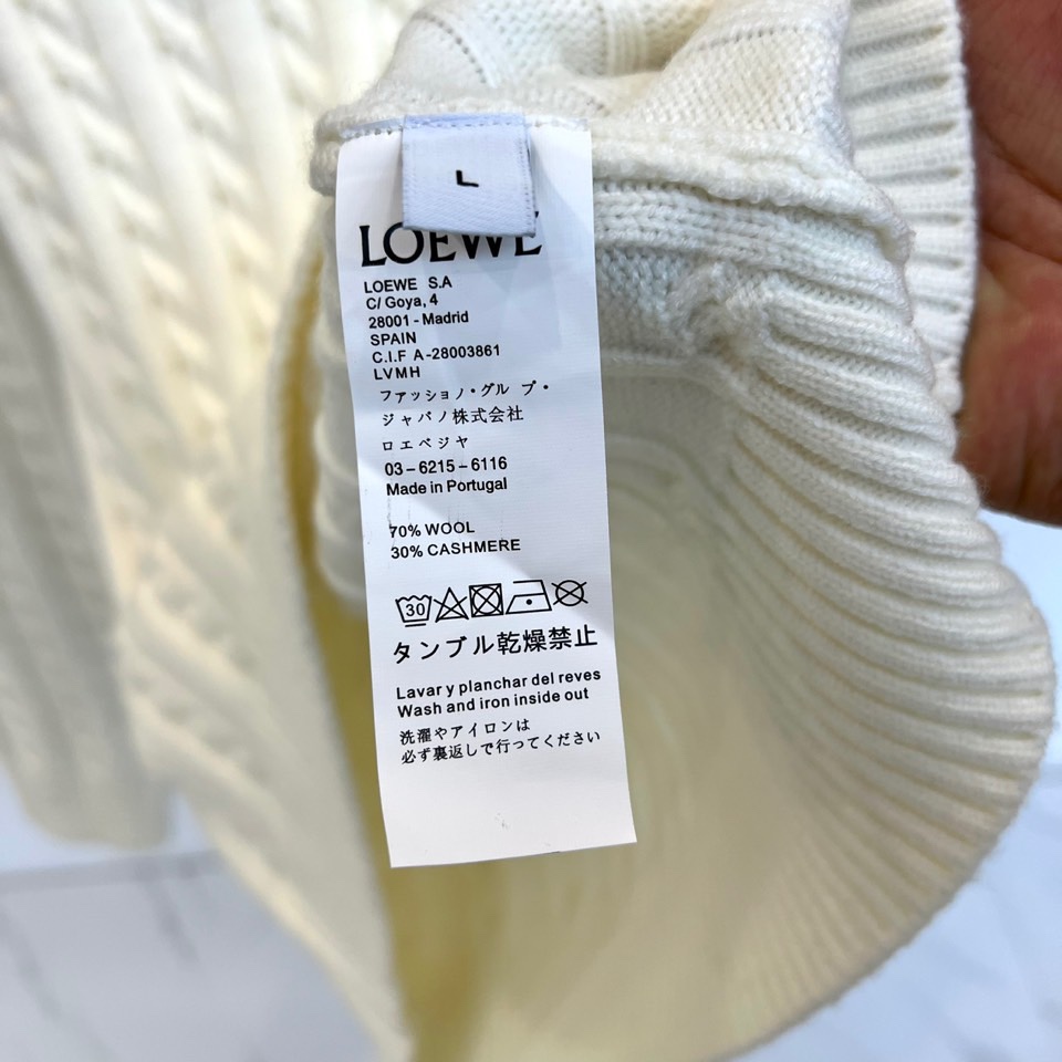 Lowe罗意威、2025秋冬新品毛衣，款式采用经典圆领设计，贴合颈部线条，展现简约轮廓。衣身布满精致的立