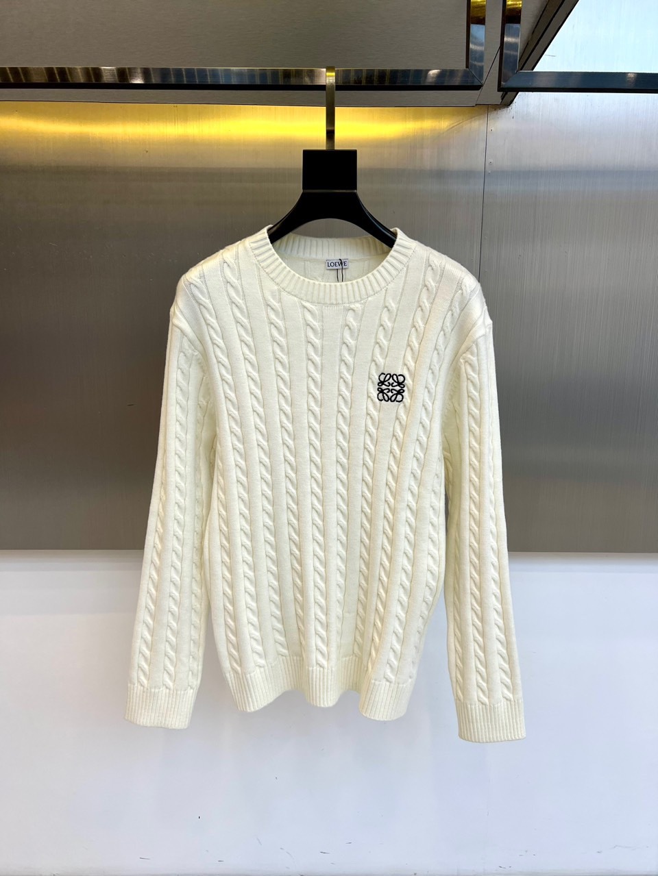 Lowe罗意威、2025秋冬新品毛衣，款式采用经典圆领设计，贴合颈部线条，展现简约轮廓。衣身布满精致的立