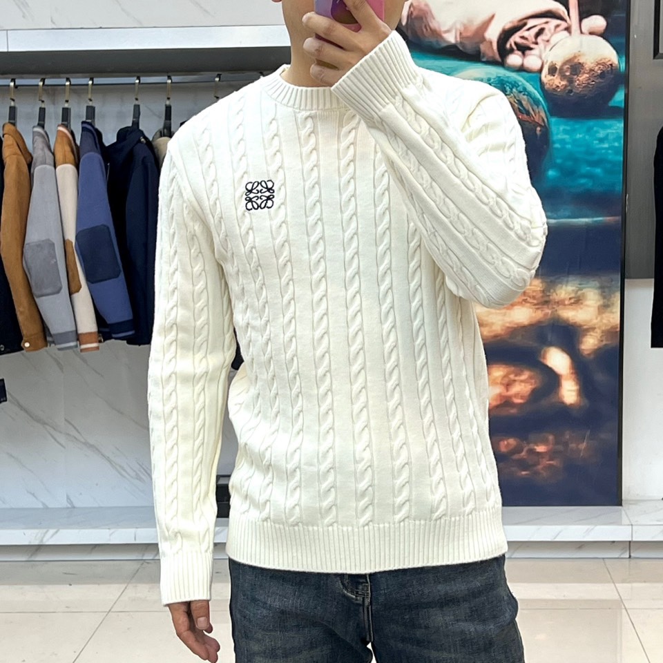 Lowe罗意威、2025秋冬新品毛衣，款式采用经典圆领设计，贴合颈部线条，展现简约轮廓。衣身布满精致的立