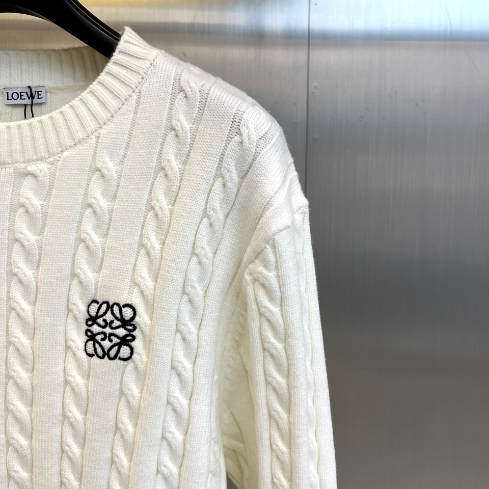Lowe罗意威、2025秋冬新品毛衣，款式采用经典圆领设计，贴合颈部线条，展现简约轮廓。衣身布满精致的立