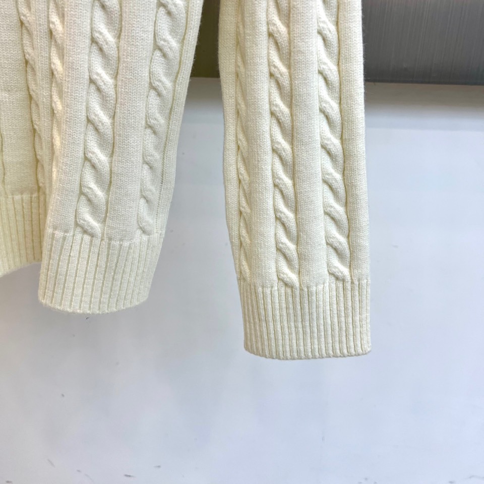 Lowe罗意威、2025秋冬新品毛衣，款式采用经典圆领设计，贴合颈部线条，展现简约轮廓。衣身布满精致的立