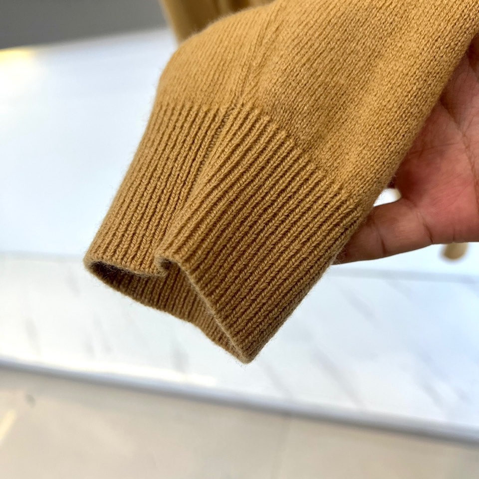 H爱马仕、2025秋冬新品呈献一款定义极致简约高领🐑羊绒衫。甄选逾80%珍贵山羊绒与绵羊毛混纺，面料拥有