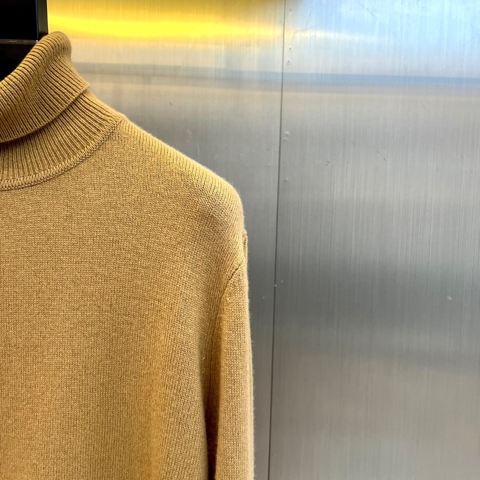 H爱马仕、2025秋冬新品呈献一款定义极致简约高领🐑羊绒衫。甄选逾80%珍贵山羊绒与绵羊毛混纺，面料拥有