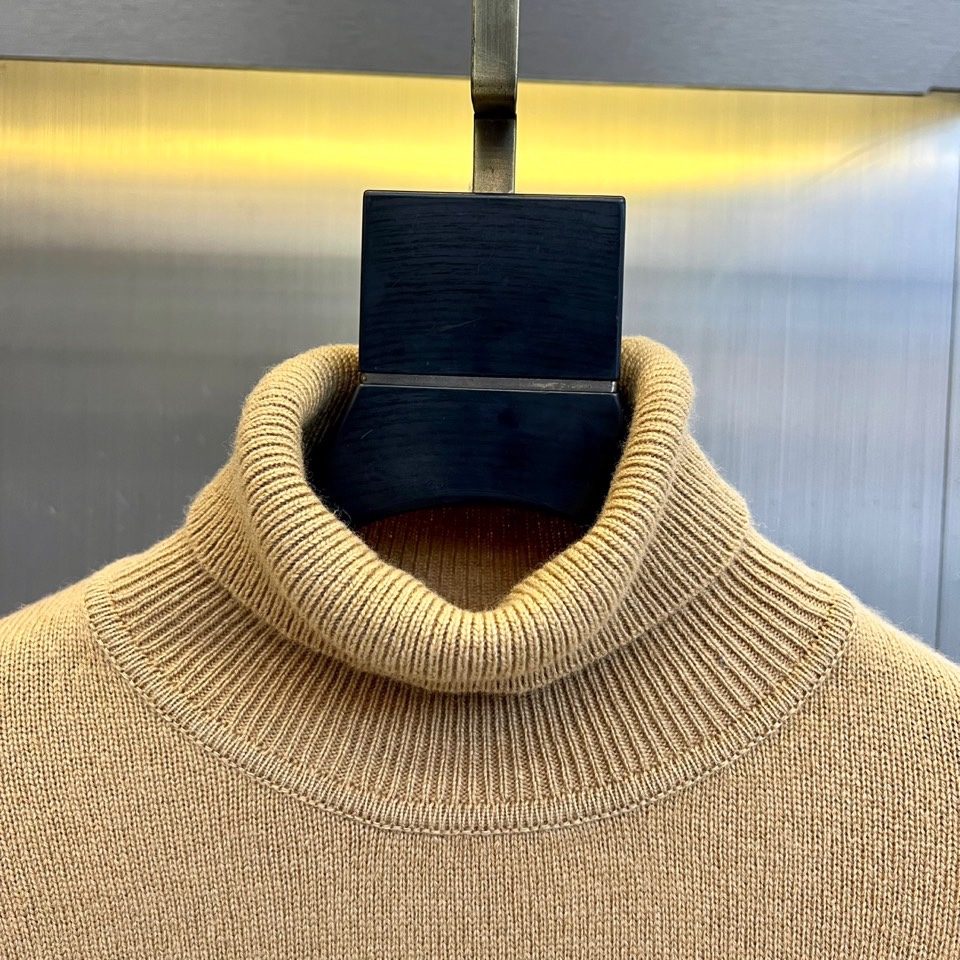 H爱马仕、2025秋冬新品呈献一款定义极致简约高领🐑羊绒衫。甄选逾80%珍贵山羊绒与绵羊毛混纺，面料拥有