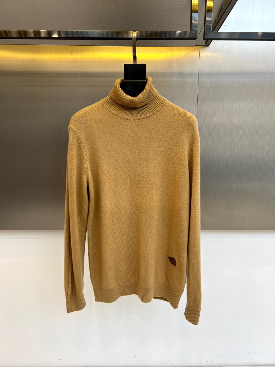 NO:680778,H Hermès' new autumn and winter products present an extremely simple turtleneck cashmere sweater. More than 80% of precious cashmere and sheep wool are blended. The fabric has a cloud-like delicate touch and soft warmth, and the skin-friendly experience is unparalleled.  Its design is a model of subtractive aesthetics. The smooth high-neck line perfectly modifies the neck, bringing comfort and security wrapped in warmth. The pure white color gives it unparalleled freedom of matching. Only the exquisite logo on the lower left low-key points out its origin, interpreting the essence of luxury that does not need to be publicized.  It is an inner cornerstone that can lay the foundation for the overall style. Whether paired with the brand's classic jacket to show excellent taste, or combined with daily trousers, it can instantly enhance the tranquility and high-end sense of the overall outfit. This is not only a cashmere sweater in the wardrobe, but also an accurate interpretation of eternity, comfort and low-key luxury by Hermès. With careful care, it has become a long-term treasured texture companion. 48-56 (model 173, 143 pounds, upper body size 50),, hermes, jackets &  coats,19860909H爱马仕、秋冬新品呈献一款定义极致简约高领羊绒衫.甄选逾80珍贵山羊绒与绵羊毛混纺,面料拥有云朵般的细腻触感与轻柔保暖特性,亲肤体验无与伦比. 其设计是减法美学的典范.流畅的高领线条,完美修饰颈部,带来被温暖包裹的舒适与安全感.纯净的白色调,赋予其无可比拟的搭配自由度.左下方仅以精巧标识低调点明出身,诠释了无需张扬的奢华本质. 它是一件足以奠定整体风格的内搭基石.无论是搭配品牌经典外套彰显卓越品味,还是与日常裤装组合,都能瞬间提升整体着装的静谧与高级感.这不仅是衣橱中的一件羊绒衫,更是爱马仕对永恒、舒适与低调奢华的一次精准诠释,伴随悉心呵护,成为长久珍藏的质感伴侣.48-56（模特173,143斤上身50码）,,hermes,jackets & coats,,Men's clothing