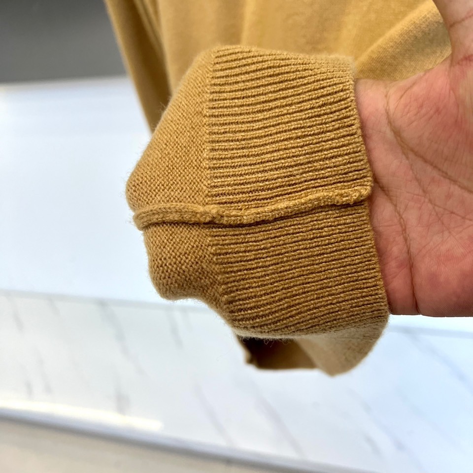 H爱马仕、2025秋冬新品呈献一款定义极致简约高领🐑羊绒衫。甄选逾80%珍贵山羊绒与绵羊毛混纺，面料拥有