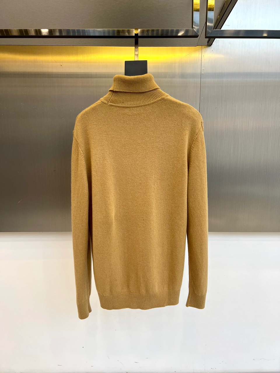 H爱马仕、2025秋冬新品呈献一款定义极致简约高领🐑羊绒衫。甄选逾80%珍贵山羊绒与绵羊毛混纺，面料拥有