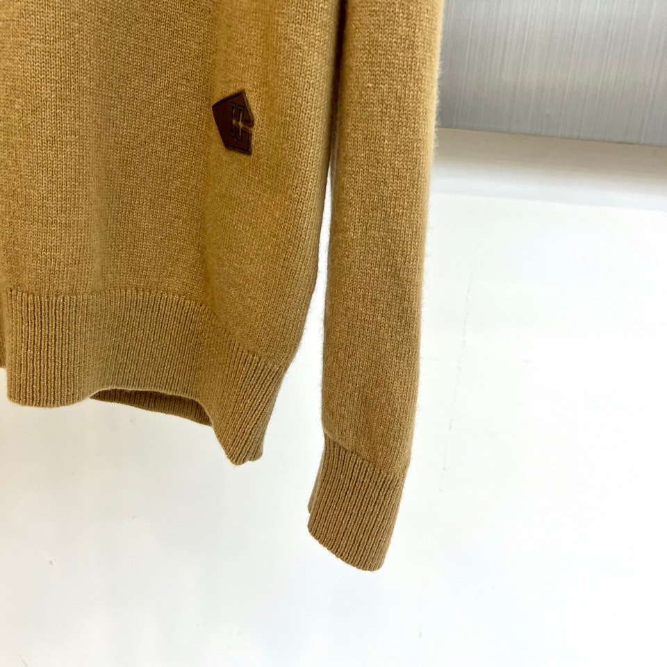 H爱马仕、2025秋冬新品呈献一款定义极致简约高领🐑羊绒衫。甄选逾80%珍贵山羊绒与绵羊毛混纺，面料拥有