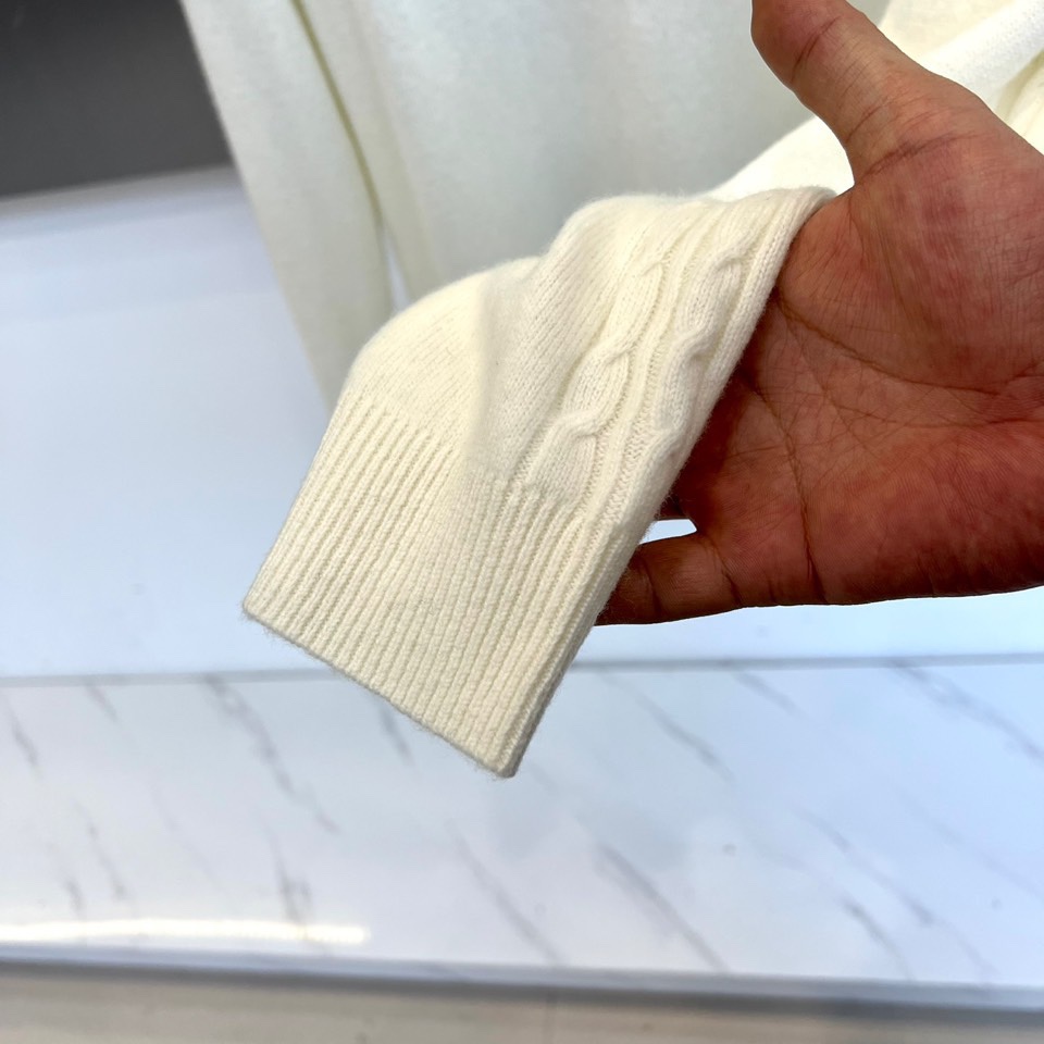 H爱马仕、2025秋冬新品呈献一款定义极致简约高领🐑羊绒衫。甄选逾80%珍贵山羊绒与绵羊毛混纺，面料拥有