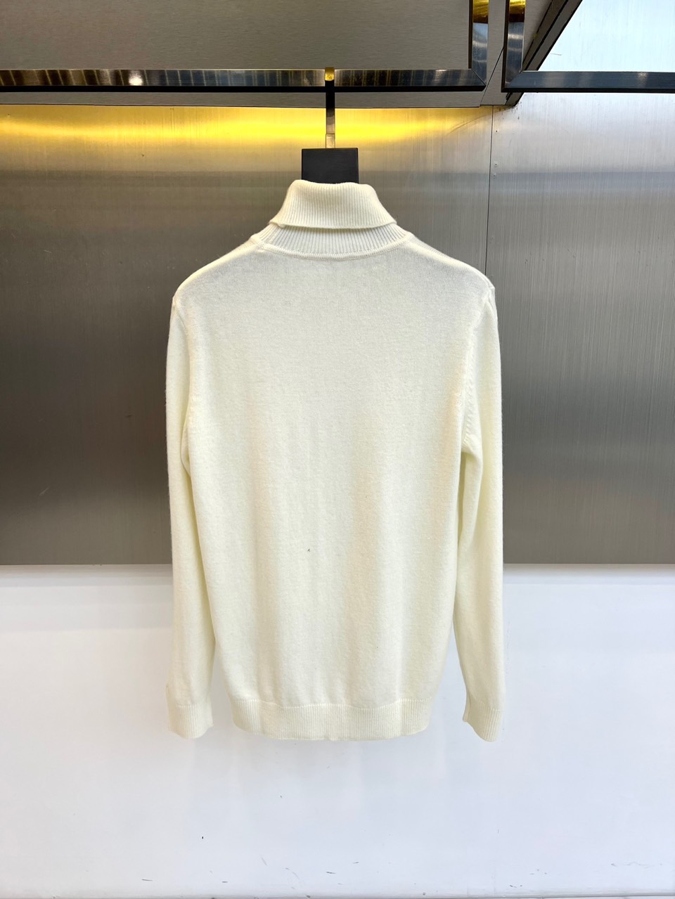 H爱马仕、2025秋冬新品呈献一款定义极致简约高领🐑羊绒衫。甄选逾80%珍贵山羊绒与绵羊毛混纺，面料拥有