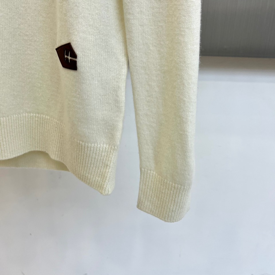H爱马仕、2025秋冬新品呈献一款定义极致简约高领🐑羊绒衫。甄选逾80%珍贵山羊绒与绵羊毛混纺，面料拥有