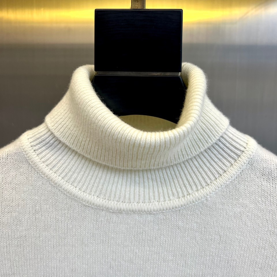 H爱马仕、2025秋冬新品呈献一款定义极致简约高领🐑羊绒衫。甄选逾80%珍贵山羊绒与绵羊毛混纺，面料拥有