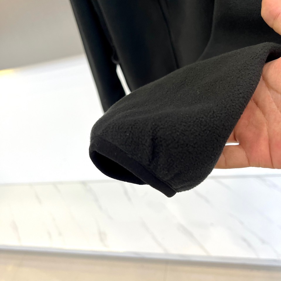 Mon蒙口、2025秋冬新品连帽摇粒绒夹克外套，款式采用简约实用的拉链开合设计，搭配防风连帽，轻松应对多