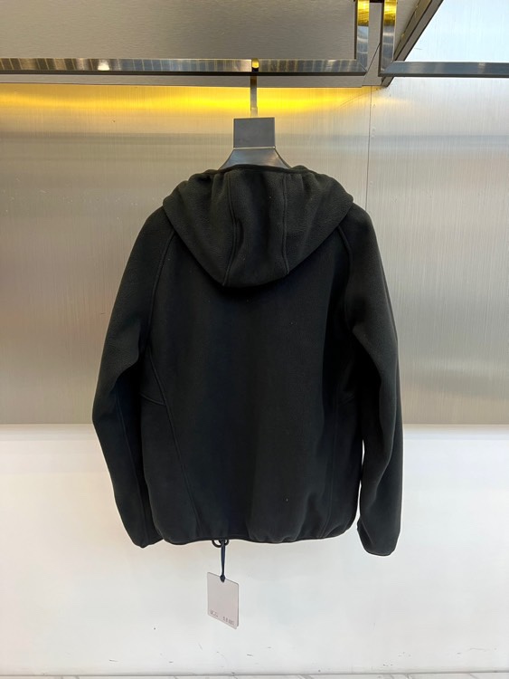 Mon蒙口、2025秋冬新品连帽摇粒绒夹克外套，款式采用简约实用的拉链开合设计，搭配防风连帽，轻松应对多