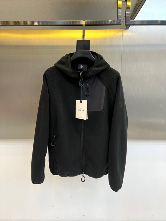 Mon蒙口、2025秋冬新品连帽摇粒绒夹克外套，款式采用简约实用的拉链开合设计，搭配防风连帽，轻松应对多