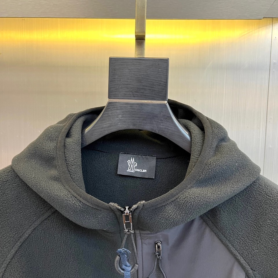 Mon蒙口、2025秋冬新品连帽摇粒绒夹克外套，款式采用简约实用的拉链开合设计，搭配防风连帽，轻松应对多